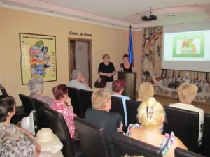 Наталія Герасименко та Алла Соловей ведуть бесіду з клієнтами